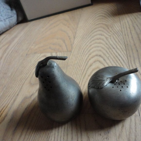 Vintage Web Pewter Apple 1.5" and Pear 2.5" Salt and Pepper Shakers Pre-owned - Picture 2 of 4